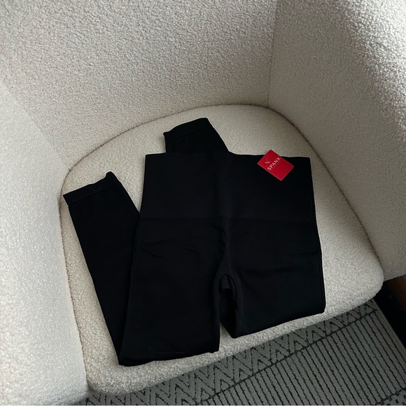 NWT SPANX Look at Me Now Seamless Cropped Legging Black - Picture 2 of 4